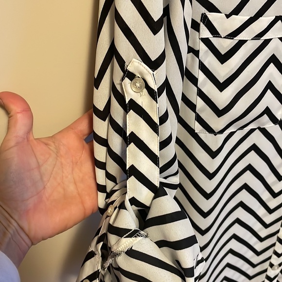 Express black and white blouse - Picture 3 of 3